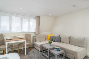 Regent Street & Piccadilly Circus - Stylish & Smart Soho Apartment - Perfect Location - Stairs Access Only - Over 25 Years In Age No Parties