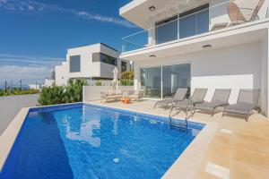 Sunny Ocean View Villa - Calma