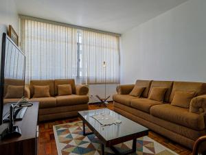 Apto a 700m da Praia do Leblon com Wi-Fi e ar