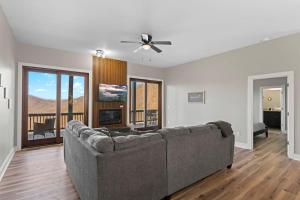 Mountain View C - Mountain Stay, King Suite, Fireplace, and Mountain Views