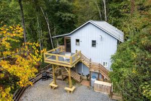 Crashing Creek Cabin - Hot Tub, Mountain Views and King Bed