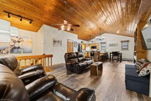 Crashing Creek Cabin - Hot Tub, Mountain Views and King Bed