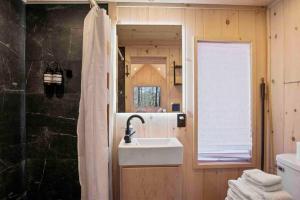 Japandi - Scandinavian Retreat, Mountain View, and 20 Minutes to Asheville