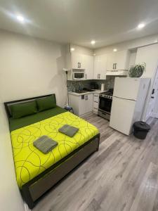 Exclusive Queen St Downtown Full House-PRIVATE PATIO