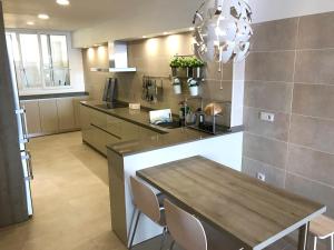 Fantastic 4 bedroom apartment with ocean views!