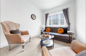 Bright N1 Family Home