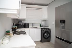 Cosy cottages- pool, games room & dstv