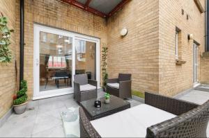 Bright N1 Family Home