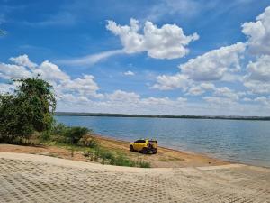 Casa de alto padrao na beira do lago Corumba IV