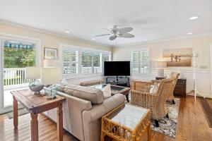 CA411: 411 Carolina Blvd.