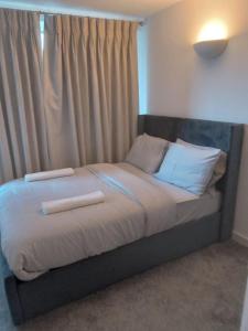 Luxury 2 Bedroom Apartment with Balcony in W9