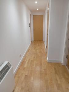 Luxury 2 Bedroom Apartment with Balcony in W9