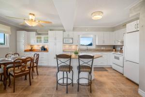 Vineyard Home Pet Friendly NOTL Large Backyard