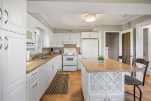 Vineyard Home Pet Friendly NOTL Large Backyard
