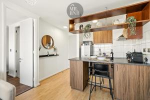 Central, bright and with a view of the mountain range