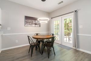 5-Bed Gem Close to Duluth Fun Sleeps 16