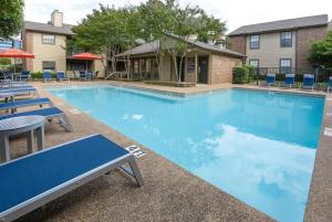 Boulevard Stays Serene 1BR King Suite with Pool Gym & Free Parking 01