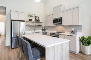 2 Bdrm Brand New Luxe Niagara Apt - up to 6ppl