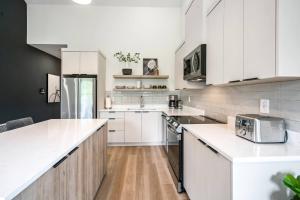 2 Bdrm Brand New Luxe Niagara Apt - up to 6ppl