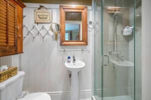 Guest Room 1841 - Hot Tub Mini Putt Historic Old Town for 2 Guests