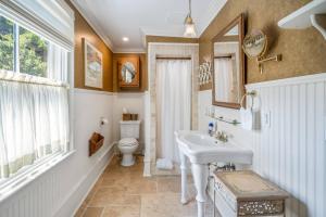 Guest Room 1843 Hot Tub Heart of Old Town NOTL for 2 Guests