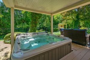 Guest Room 1843 Hot Tub Heart of Old Town NOTL for 2 Guests
