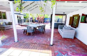 Peaceful tropical retreat with pool, mineral spa & Games room