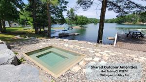 Lakeview King Suite-Arbutus-Boat Docks