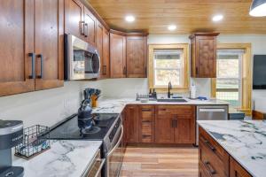 Pets Welcome! Quiet Couples Retreat in Lyles