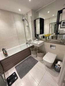 Luxury 1-Bed Flat - London Skyline Views - Balcony