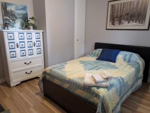 Cozy home away from home, close to hospital, college, and university with free parking