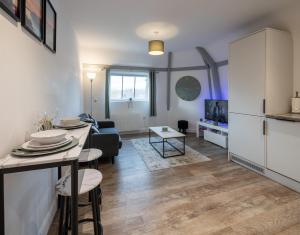 Stylish, Spacious 1 Bedroom Apartment, central