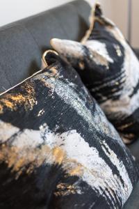 Stylish, Spacious 1 Bedroom Apartment, central