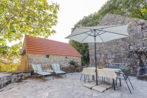 Apartments with parking space Gata, Omis - 6033