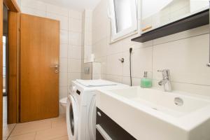 Apartments by the sea Slatine, Ciovo - 24266