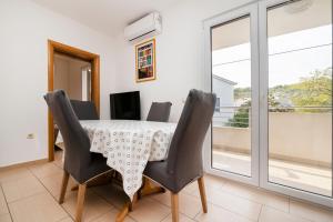 Apartments by the sea Slatine, Ciovo - 24266