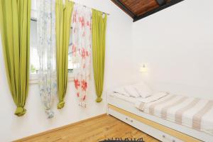 Apartments by the sea Grebastica, Sibenik - 10366