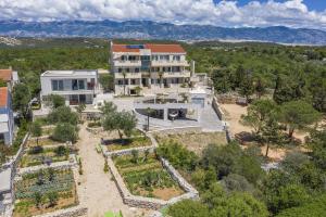 Family-friendly apartments with swimming pool Novalja, Pag - 14274