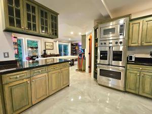 Mountain View Estate Forest Hot Tub Full Arcade