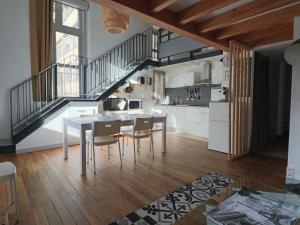 Appartement Loft en Centre-Ville, 4 Pers., Parking Privé - FR-1-858-17