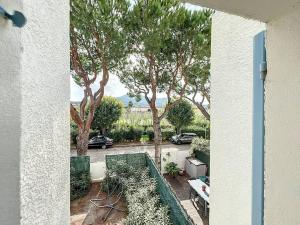 Type 2 à Saint-Cyr-sur-Mer avec terrasse et parking, idéal pour 4 personnes - FR-1-770-63