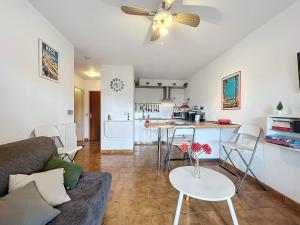Type 2 à Saint-Cyr-sur-Mer avec terrasse et parking, idéal pour 4 personnes - FR-1-770-63