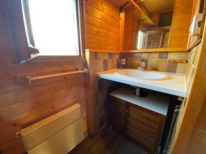 Petit chalet cosy rénové proche des pistes - FR-1-733-178