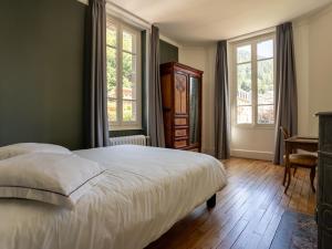 Grande demeure avec piscine couverte et parking pour 15 personnes - FR-1-858-4