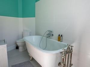 Grande demeure avec piscine couverte et parking pour 15 personnes - FR-1-858-4