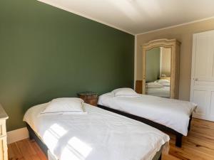 Grande demeure avec piscine couverte et parking pour 15 personnes - FR-1-858-4