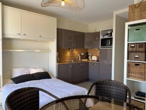 Studio au Lavandou, climatisé, avec terrasse vue mer et Wi-Fi - FR-1-251-879