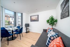 Elegant Ground Floor One Bed Apartment With Garden & King Size Bed Near Tube & Train Stations on Piccadily Line