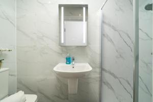 Elegant Ground Floor One Bed Apartment With Garden & King Size Bed Near Tube & Train Stations on Piccadily Line