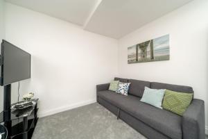 Comfortable 2-Bed Home with Spacious Layout, Walk Tube and Local Shops